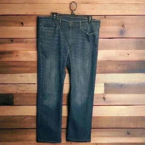 Levi's 514 Men's 38/30 Medium-Wash Denim Boot-Cut Jeans. Classic Levi's